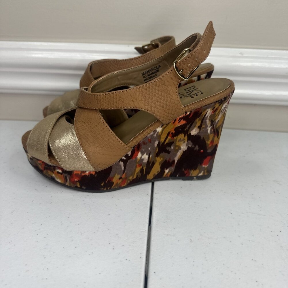 BKE Buckle Manarola leather platform wedge strappy lightweight sandals‎ size 7M
